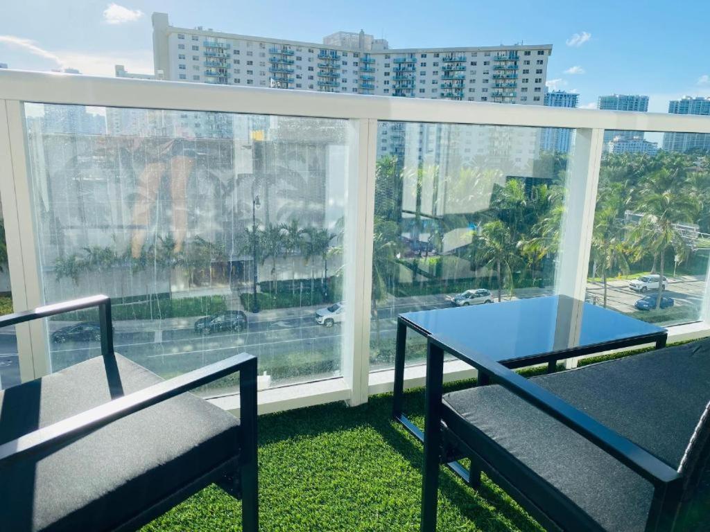 Departamento Sobre La Playa Con Vista A La Collins Ave Sunny Isles Beach Exterior photo